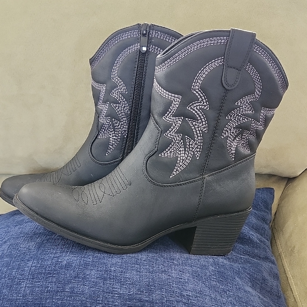Global Win Black Heeled Boots with Decorative Stitching